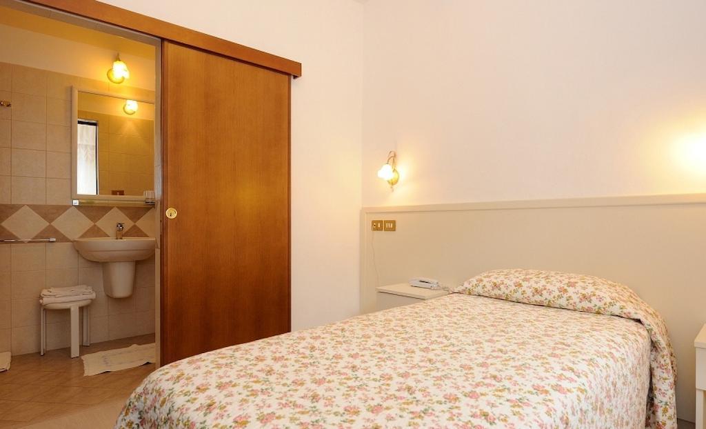 Hotel San Sebastiano Perugia Room photo